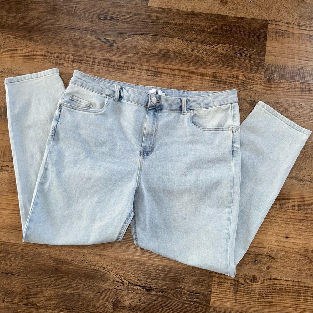 Women’s Jeans 38x27 Mid Rise Light Wash Denim Rio Refuge Straight Leg 38 Waist